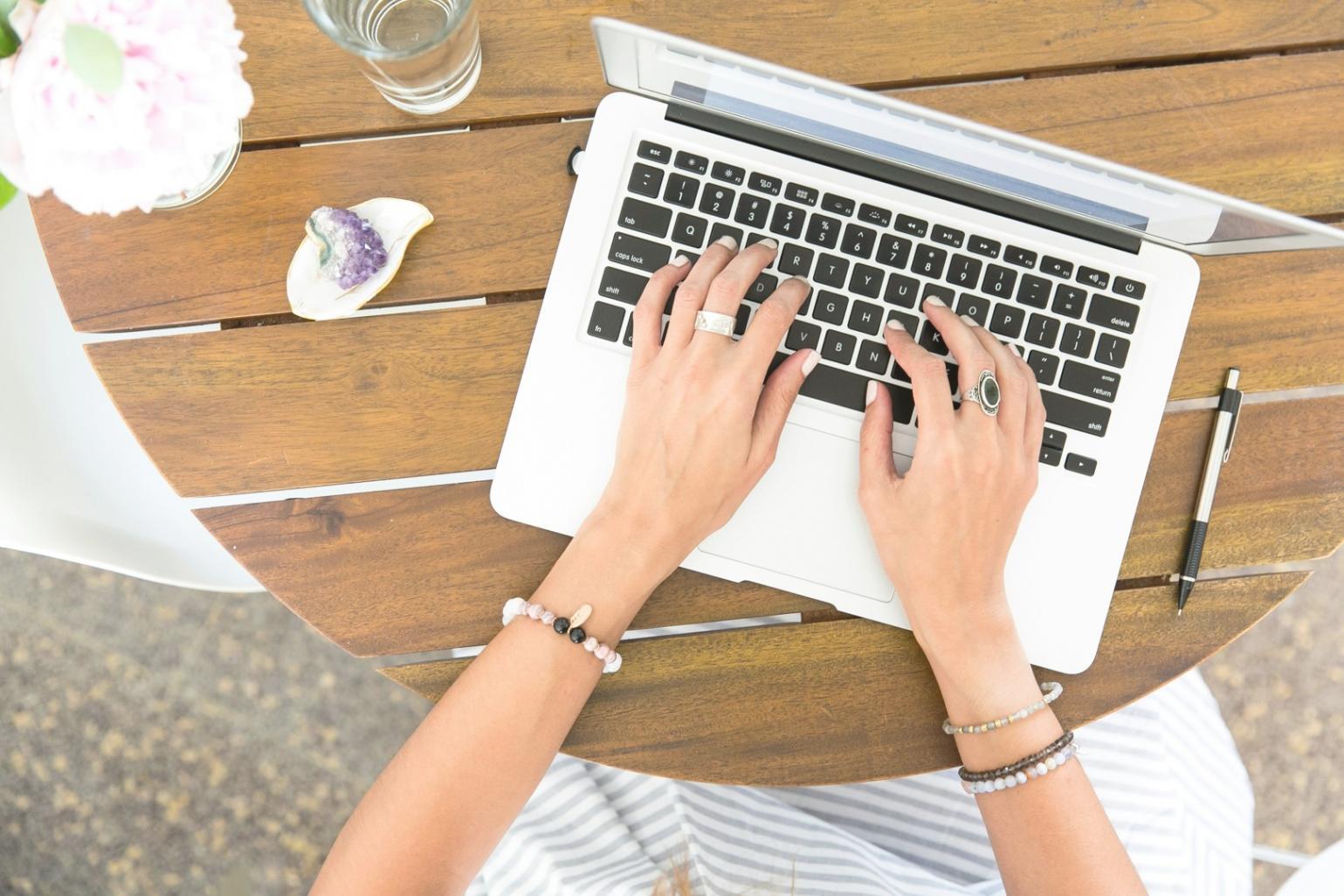 Strategische Finanzplanung am Laptop